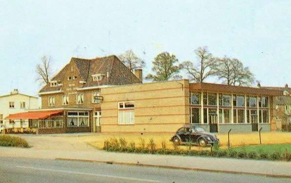 Op deze plek, dichtbij het station, werd eind van de 19e eeuw een herberg gesticht door de familie Doppen uit Lichtenvoorde. De herberg werd later overgenomen door de familie Abbink uit Vragender. Het werd de pleisterplaats voor treinreizigers. In 1901 nam J.B. Willemsen de herberg/koffiehuis over en in 1920 vond de eerste verbouwing plaats. In 1932 werd het hele pand afgebroken en kwam bovenstaand gebouw tot stand. In de jaren '60 werd het nog een tijd gerund door de familie Leferink, daarna door de familie Reijrink.
